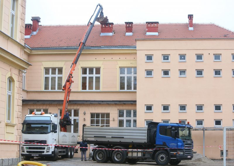 [ANKETA] Korona još uvijek prijeti, zgrade u središnjoj Hrvatskoj su oštećene. Treba li djecu poslati u škole u ponedjeljak?