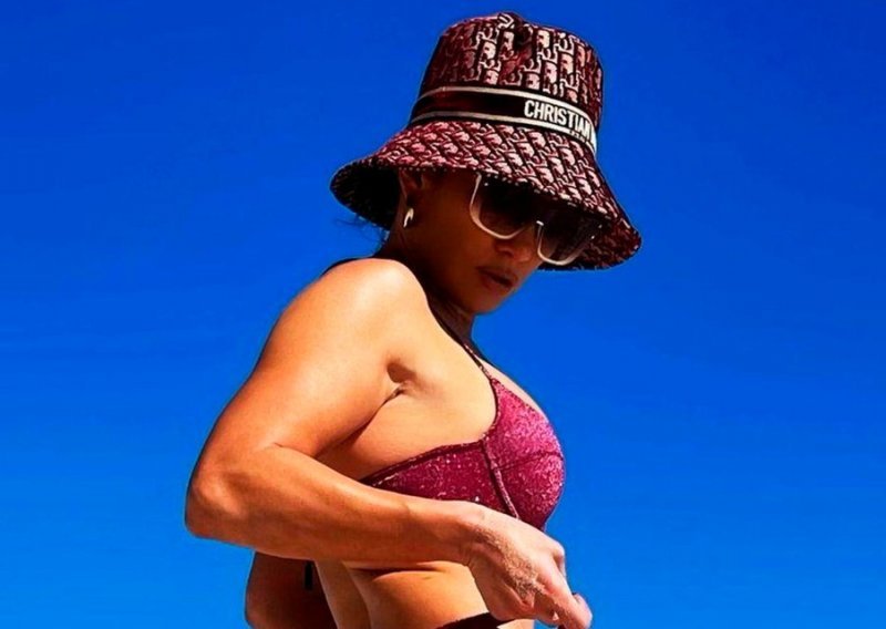 Za ovu je fotografiju u kupaćem kostimu Jennifer Lopez u nekoliko sati skupila više od 2 milijuna lajkova