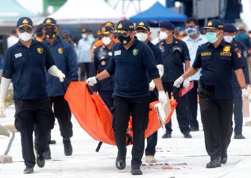Indonezijski ronioci izvukli crnu kutiju iz srušenoga putničkog zrakoplova