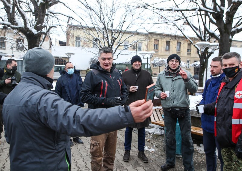 [FOTO/VIDEO] Zoran Milanović u Petrinji obišao kuhare volontere i nazdravio rakijom: Hvala vam na krvavom radu