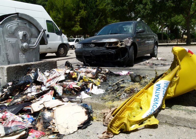 Plamen iz kontejnera u Splitu zahvatio i tri i automobila