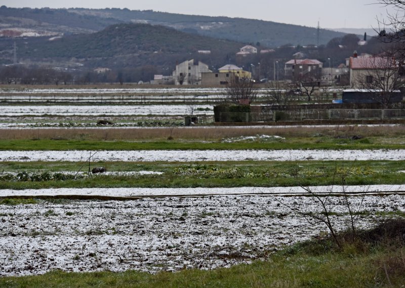 U zaleđu Splita pao snijeg, večeras se očekuje temperatura ispod nule