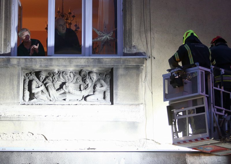[VIDEO/FOTO] U centru Zagreba urušio se dio zgrade i pao na ulicu