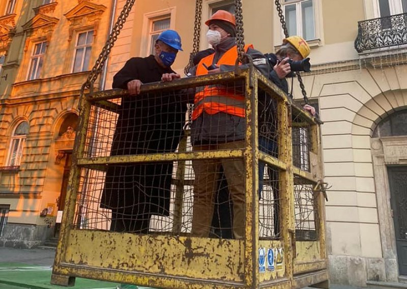 [FOTO] Bandić iz dizalice gledao kako se popravljaju zagrebački krovovi