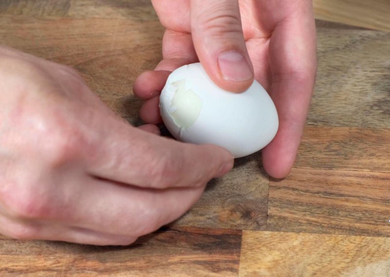 Jeste li već isprobali ovaj trik za guljenje tvrdo kuhanih jaja? Uz ovu nevjerojatnu tehniku to se može za manje od 10 sekundi