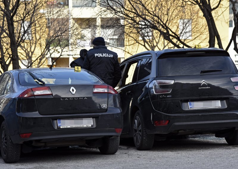 [FOTO] U Splitu gorio automobil, još jedan oštećen