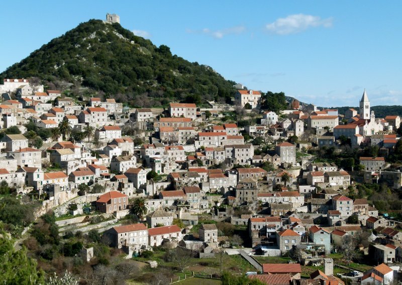 Bračni par sa zadarsko-milanskom adresom prodao ‘pola‘ Lastova: Policija podignula prijave za krivotvorenje ugovora starih više od 100 godina