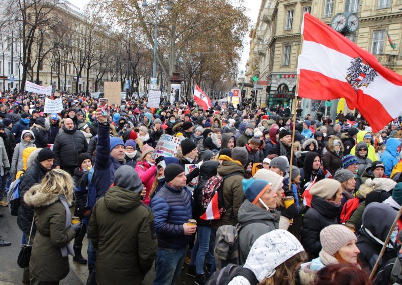 [FOTO] Gotovo 10.000 ljudi u Beču prosvjedovalo protiv strogih mjera: Podaci o mrtvima su gluposti!