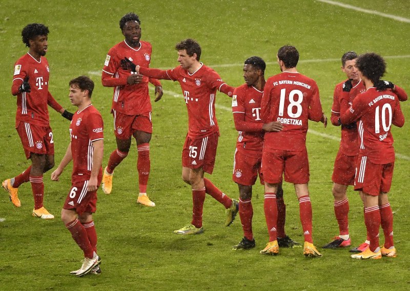 Bayern se poslije šoka u Kupu dugo mučio s Freiburgom, ali je došao do trijumfa; Jović se vratio u Eintracht i odmah srušio Schalke