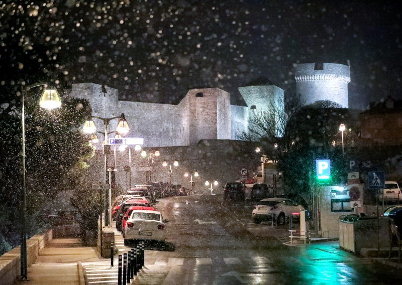 [FOTO] Snijeg u Dubrovniku, na terenu gradska zimska služba