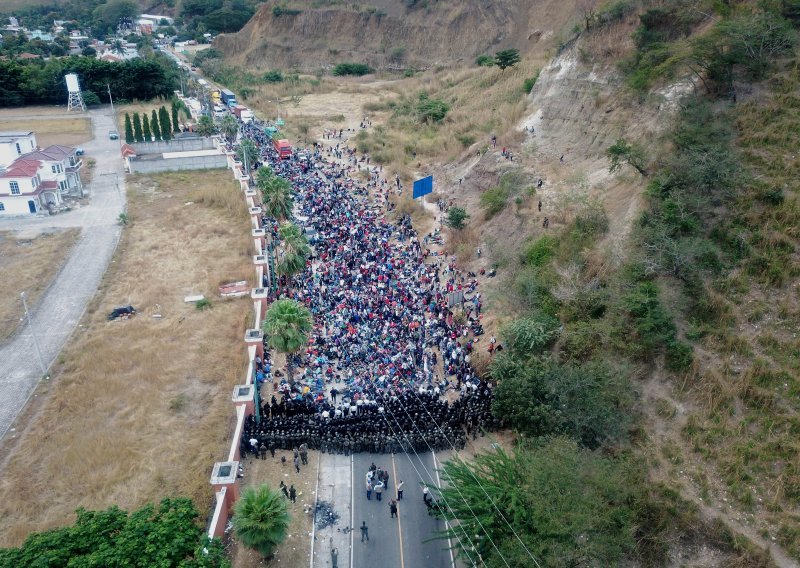 Migrantska karavana napadnuta suzavcem, nasilje u Gvatemali