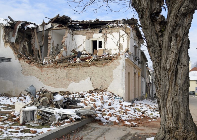 Muškarac u Sisku smrtno stradao dok je radio na sanaciji kuće, urušio se jedan od zidova