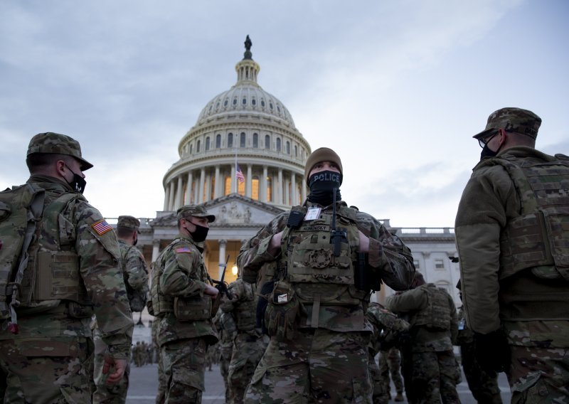 Izvanredno stanje u Washingtonu: Zgrade pod barikadama, zatvoreni mostovi, na terenu 25.000 gardista, a službe strahuju i od napada iznutra