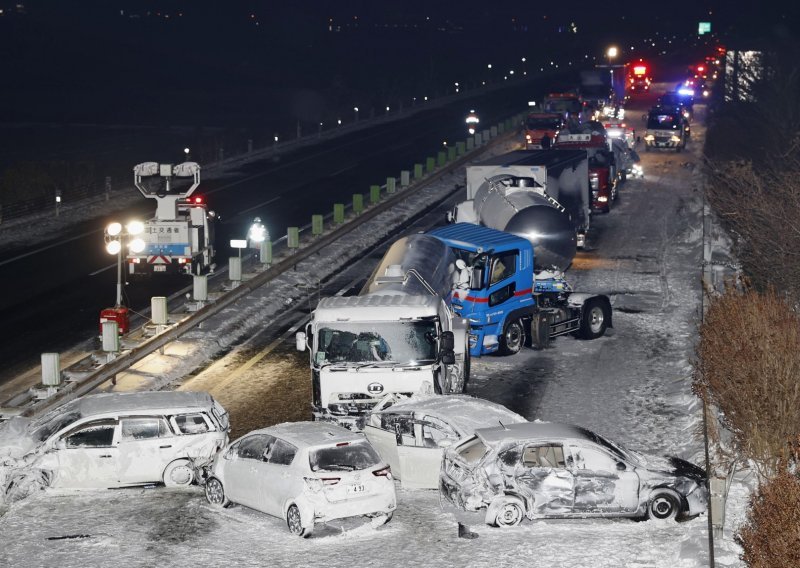 [FOTO] U lančanom sudaru najmanje 134 automobila poginula jedna osoba, desetak ozlijeđenih