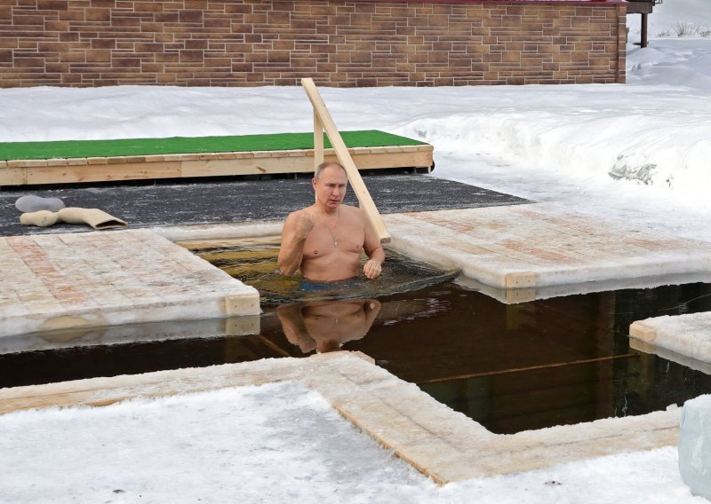 [VIDEO] Uglancan macho imidž: Putin gol do pojasa uronio u ledenu vodu na -20 stupnjeva
