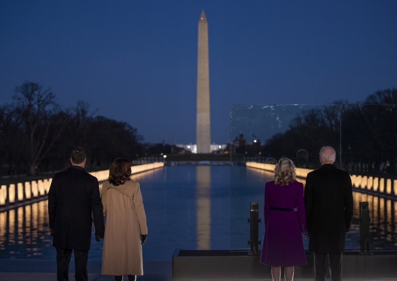 [FOTO/VIDEO] Zapaljeno 400 svijeća usred Washingtona: Joe Biden i Kamala Harris predvodili komemoraciju za preminule od koronavirusa