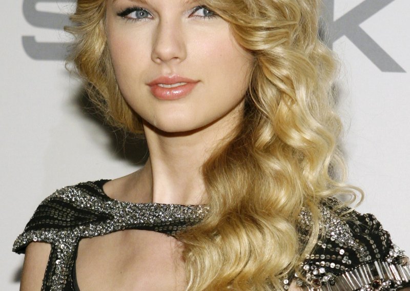Taylor Swift: 'Ponekad uhodim bivše dečke'