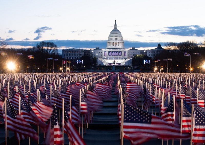 [FOTO] Nesvakidašnji prizor: Umjesto desetaka tisuća ljudi, na poprištu inauguracije posadili - polje američkih zastava