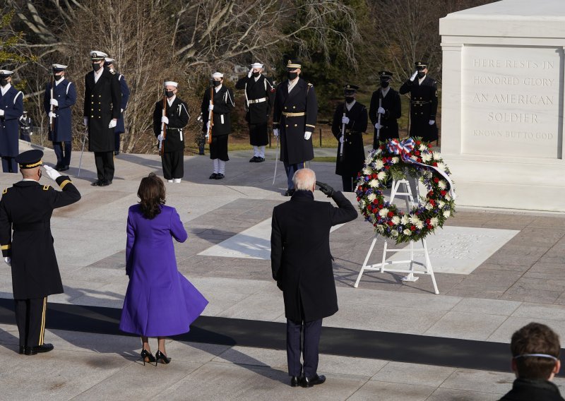 [FOTO] Biden i Harris s bivšim američkim predsjednicima poslali simboličnu poruku zajedništva s groblja Arlington