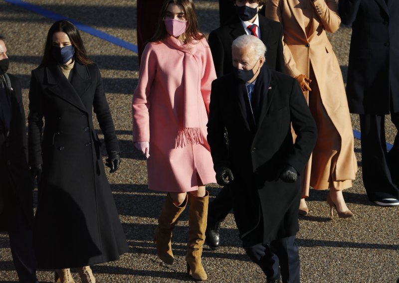 [FOTO/VIDEO] Biden u paradi stigao do Bijele kuće, no ono što je napravio na samom kraju sve je iznenadilo