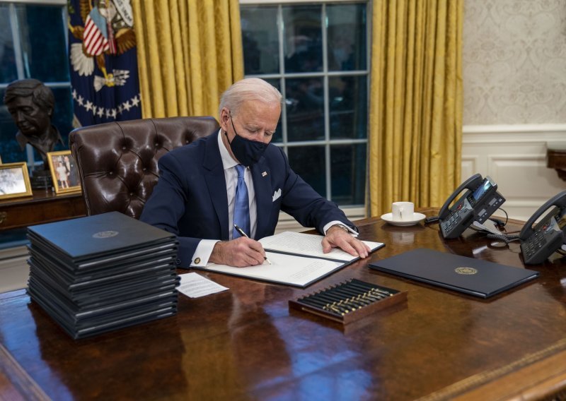 Biden prvog dana u Ovalnom uredu potpisao 15 izvršnih uredbi: Nema vremena za gubljenje
