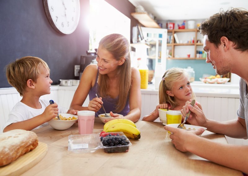 Doručkujmo zajedno: sve prednosti zdrave navike doručka za cijelu obitelj