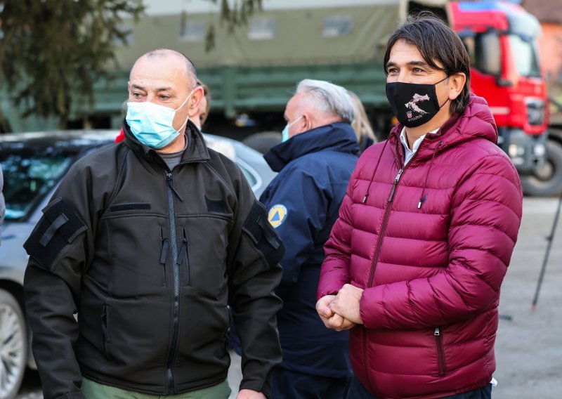 [FOTO/VIDEO] Dalić u Petrinju doveo konvoj pomoći iz Livna: Teško je gledati ovako razoren grad