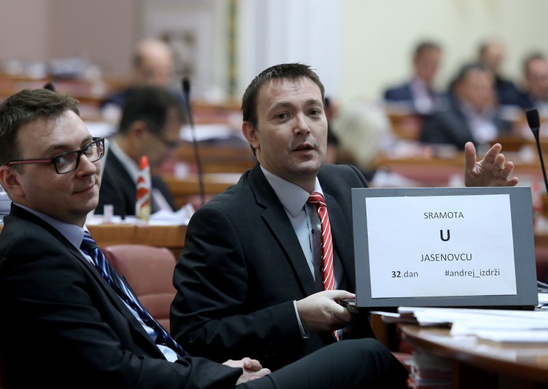 Bauk i Glavašević stavili natpis: 'Sramota U Jasenovcu!, #andrej_izdrži'