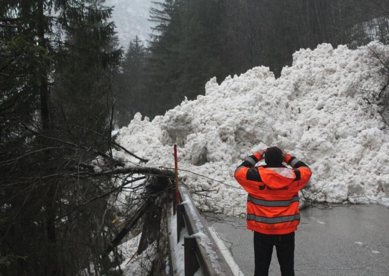 [FOTO] Opasno: Lavina pomiješanog snijega, drveća i kamenja od 2000 kubika istresla se na cestu u Sloveniji