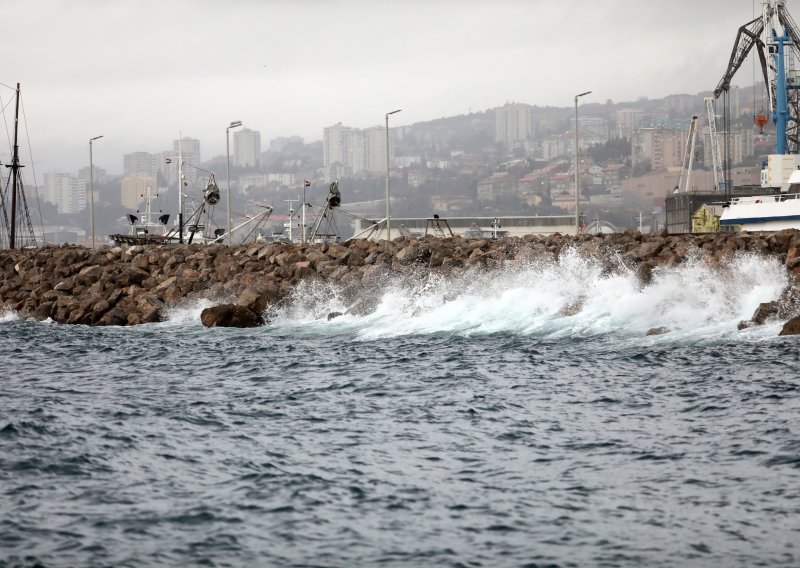 [FOTO/VIDEO] Upaljen meteoalarm: Istra, Kvarner i Dalmacija u crvenom zbog olujnog juga, Lika i Primorje u narančastom zbog obilne kiše i bujica