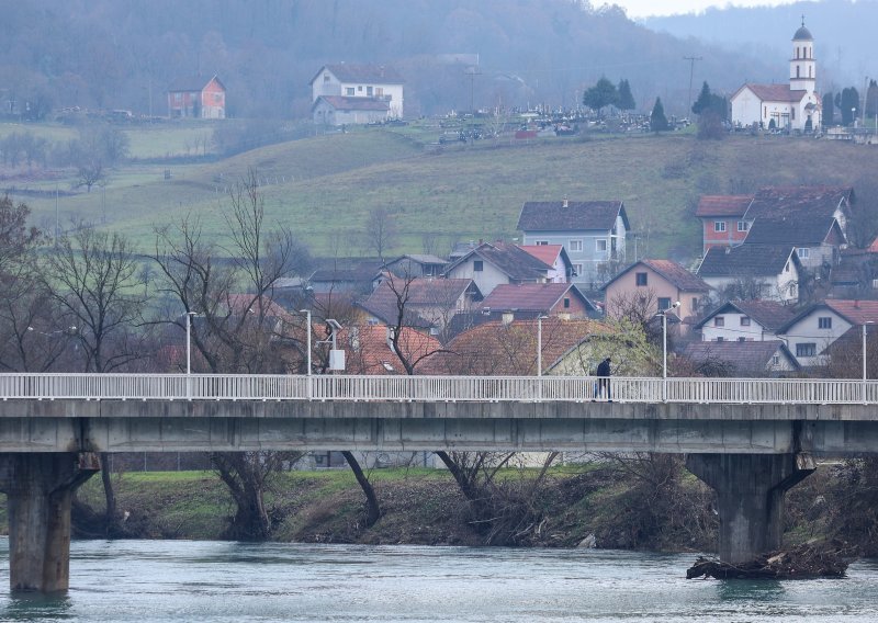 U Hrvatskoj Kostajnici tri obitelji na rubu klizišta drže se 'zubima za vjetar'