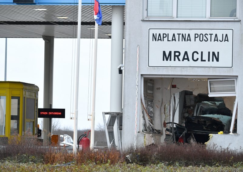 [FOTO] BMW-om se zabio u naplatnu kućicu na A11, poginuo djelatnik HAC-a