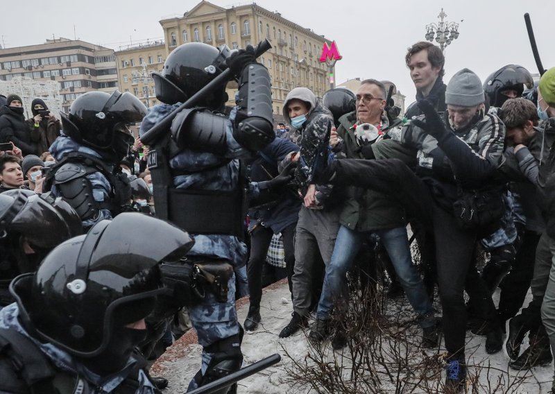 Kremlj tvrdi da je na prosvjedima bilo 'malo' ljudi, a da 'puno' ljudi glasa za Putina