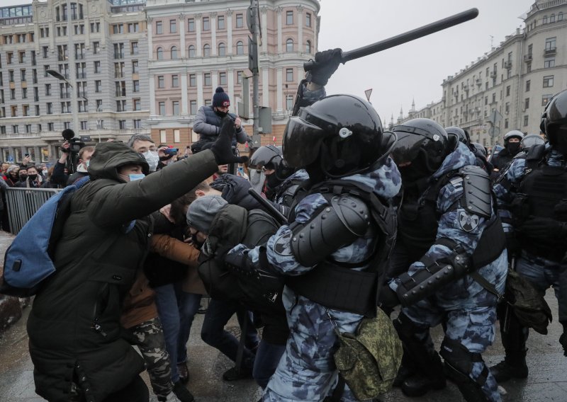 [FOTO/VIDEO] Žestoki prosvjedi u Rusiji: Protiv Putina ustalo više od 40 tisuća ljudi, više od 2.000 privedenih, a među njima i malodobni dječak te supruga Alekseja Navaljnog