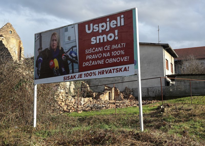 [FOTO] HDZ prozvao sisačku gradonačelnicu: Koliko moraš biti tašt i bezosjećajan, plakate Ikić Baniček u Sisku platili su i ljudi bez domova
