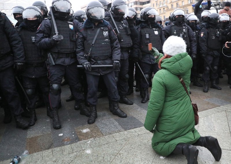 [VIDEO] Ruska policija prosvjednike mlatila palicama, evo kako su oni odgovorili snagama reda