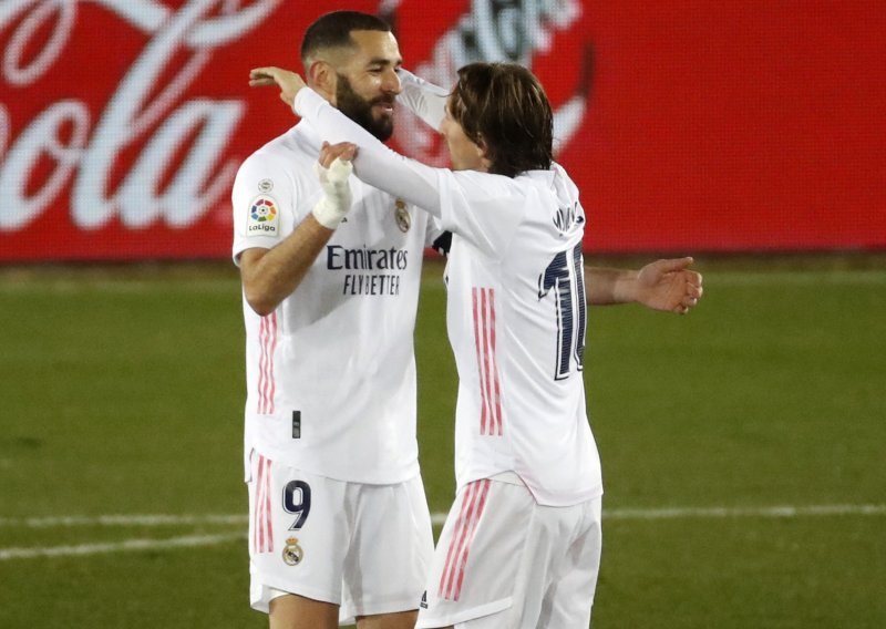 Real Madrid se trgnuo nakon sramotnog poraza u Kupu i iskalio se na Alavesu; Luka Modrić asistirao Karimu Benzemi za konačnih 4:1