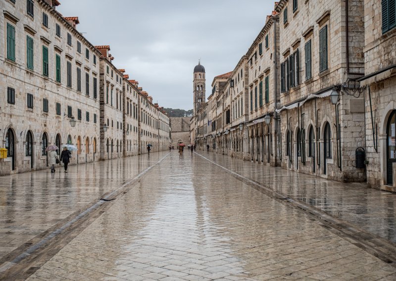 Oblačna i kišovita nedjelja, ponegdje uz izražene pljuskove, grmljavinu, a i snijeg