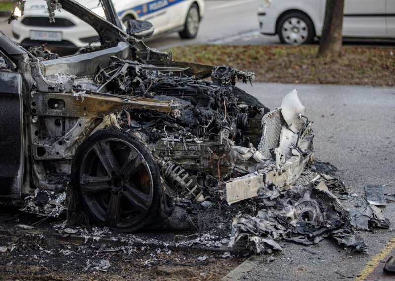 [FOTO] U zagrebačkom naselju Špansko na parkiralištu izgorio automobil