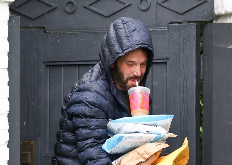 [FOTO] Ben Affleck ponovo na trenutak izvirio iz kuće: Slavni glumac sam se sebi nasmijao tijekom borbe s paketima