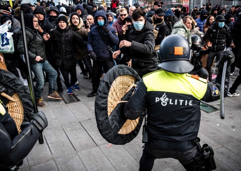 [FOTO] Žestoki sukobi u Nizozemskoj: U prosvjedu protiv policijskog sata uhićeno sto ljudi, policija koristila suzavac i vodene topove