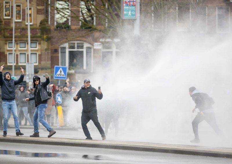 Nizozemski premijer osudio nerede zbog policijskog sata kao 'kriminalno nasilje'