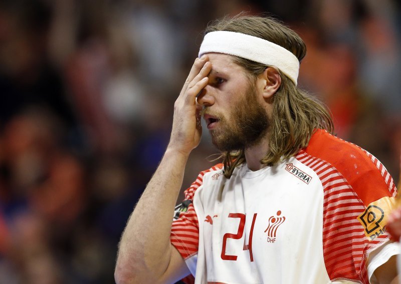 Šok i nevjerica u danskoj reprezentaciji; samo par sati prije utakmice s Hrvatskom stanje je dramatično, a izbornik tvrdi: Hansen jedva govori...