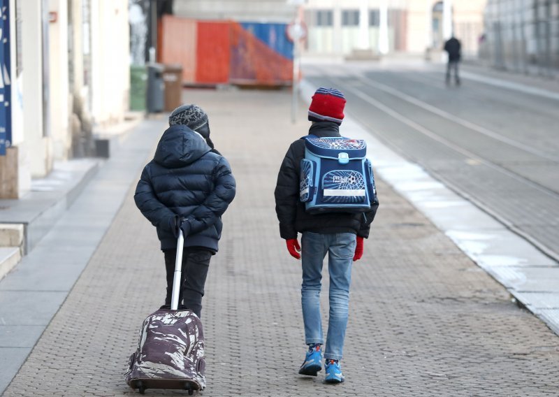 Od ponedjeljka u školi niži i viši razredi osnovnih te završni razredi srednjih škola, ali ne u svim županijama