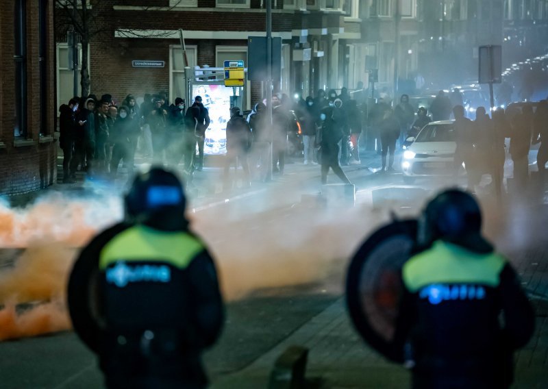 Sud naredio nizozemskoj vladi da ukine policijski sat uveden zbog covida