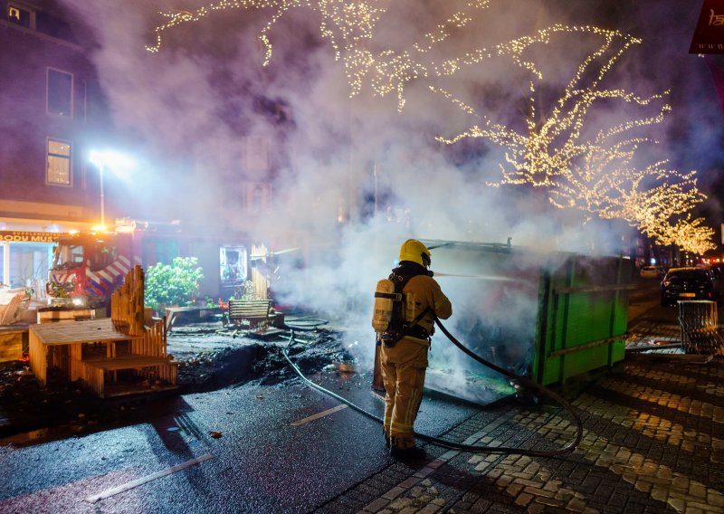 Kaos u Nizozemskoj: Prosvjednici protiv policijskog sata podmeću požare i pljačkaju trgovine, 150 privedenih