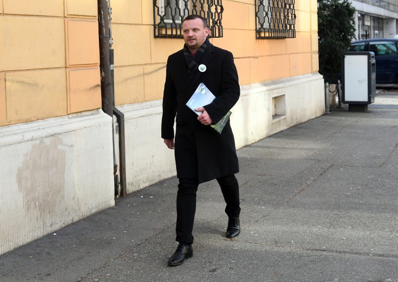 [VIDEO/FOTO] Šimunić donio snimke i prepisku u USKOK: Ako trebam u zatvor, otići ću u zatvor