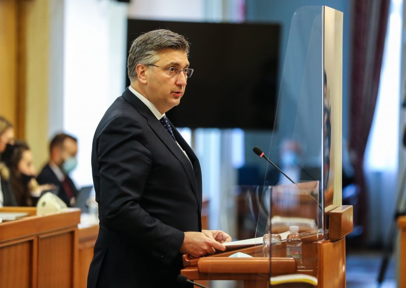 Burna polemika o strategiji razvoja: Oporba kritizirala visoku cijenu i veliki font, Plenković pojasnio ulogu Martine Dalić, a Petrova poslao kod oftalmologa. Opomene pljuštale sa svih strana