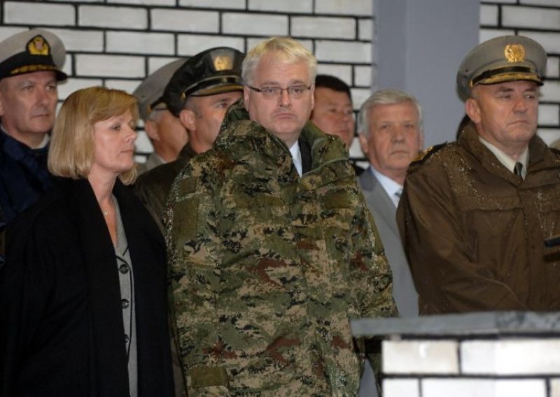 Josipović prigrlio Milanovićevu suparnicu Željku Antunović