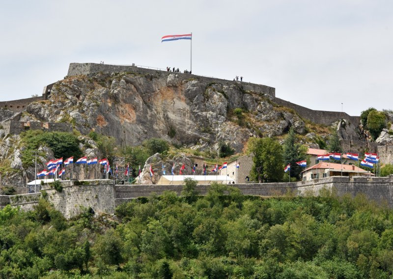 Srbijanski teolog u Kninu: Živjela srpska Krajina, ovdje je njihova zastava, dat će Bog da vratimo našu